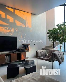 Дом 500м&sup2;, 3-этажный, участок 15 сот.  