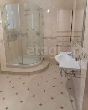 Дом 587м&sup2;, 3-этажный, участок 15 сот.  