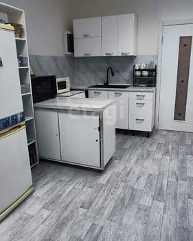 2-к квартира, вторичка, 61м2, 1/3 этаж